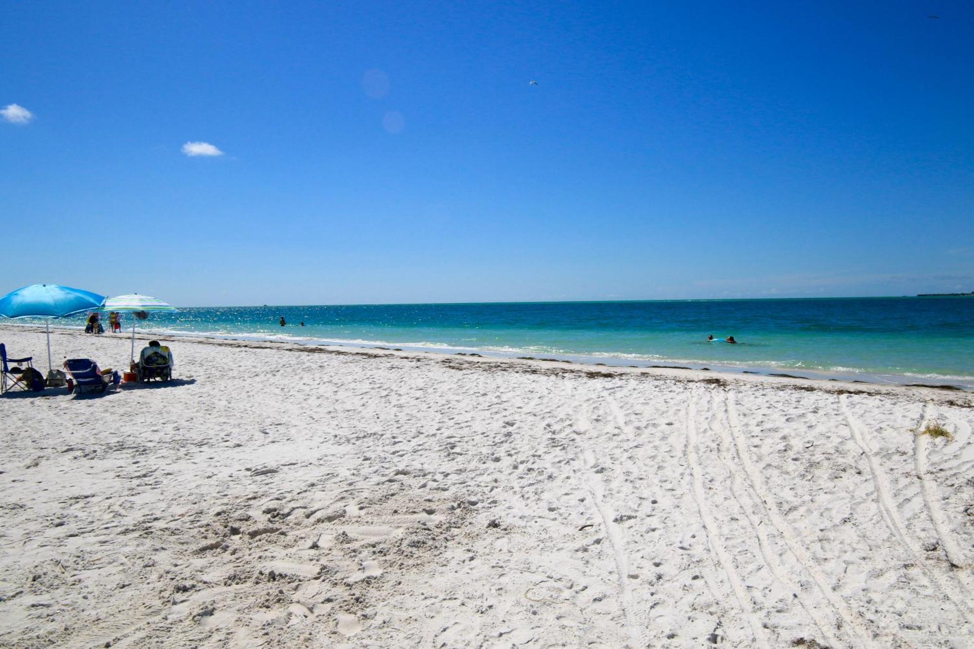 Anna Maria Island Runaway Tropical Dream-One Minute Walk To The Beach-Heated Pool Bradenton Beach Eksteriør bilde