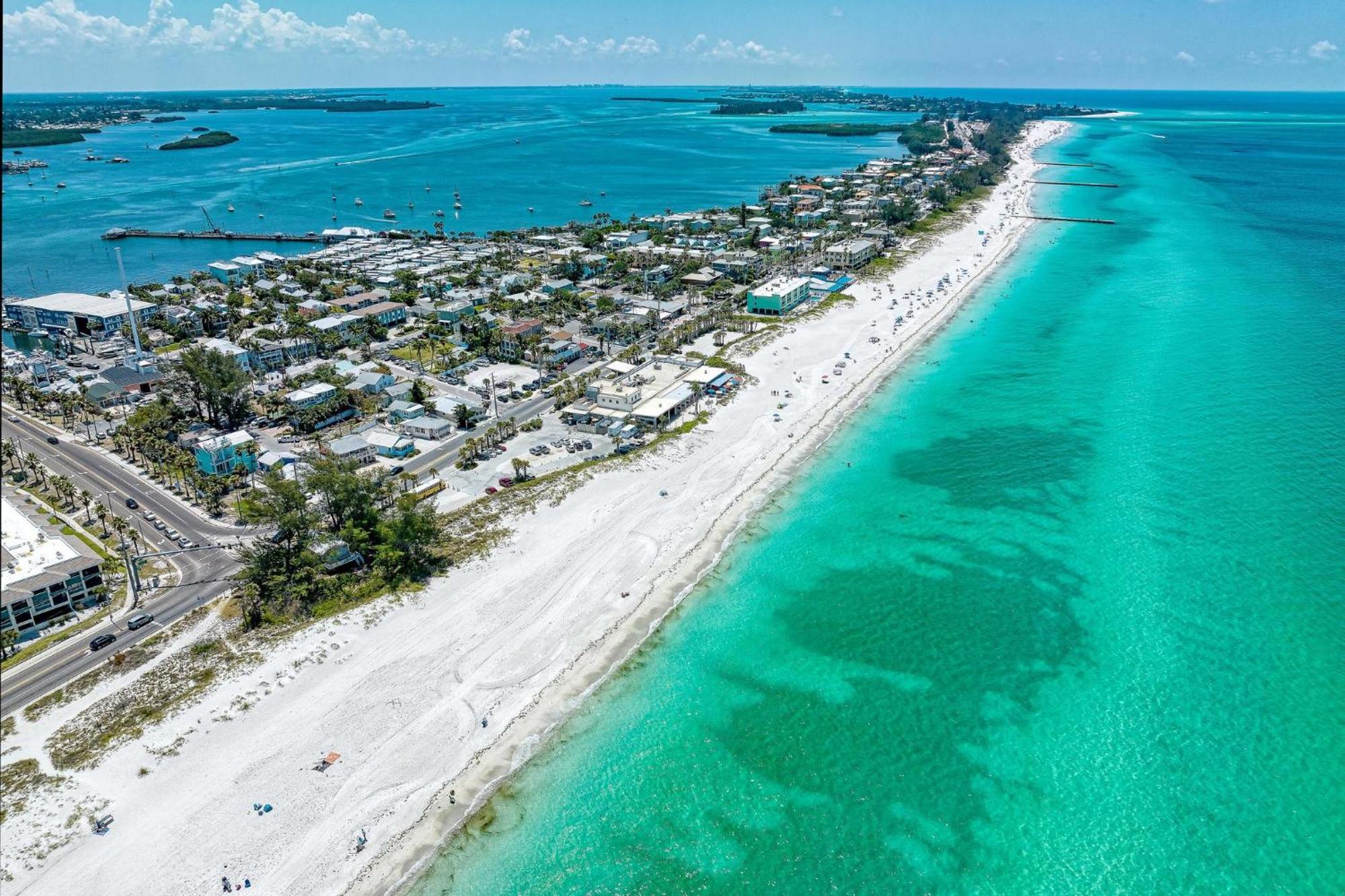Anna Maria Island Runaway Tropical Dream-One Minute Walk To The Beach-Heated Pool Bradenton Beach Eksteriør bilde