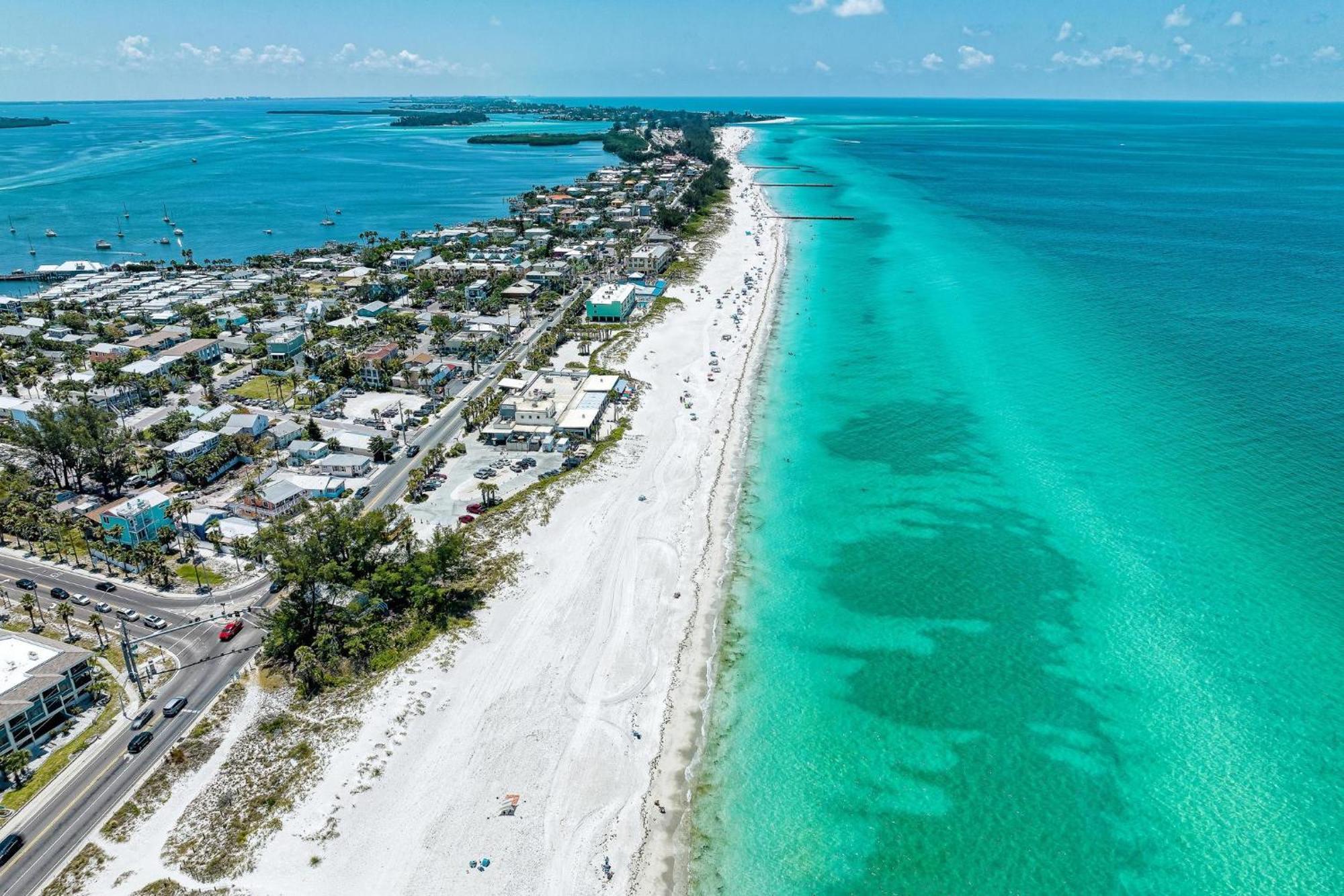 Anna Maria Island Runaway Tropical Dream-One Minute Walk To The Beach-Heated Pool Bradenton Beach Eksteriør bilde