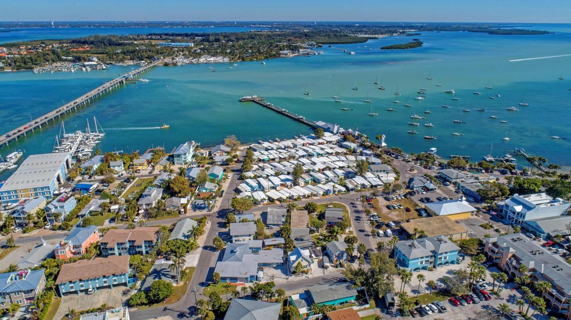 Anna Maria Island Runaway Tropical Dream-One Minute Walk To The Beach-Heated Pool Bradenton Beach Eksteriør bilde