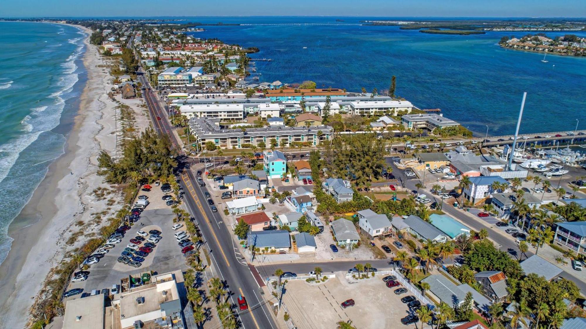 Anna Maria Island Runaway Tropical Dream-One Minute Walk To The Beach-Heated Pool Bradenton Beach Eksteriør bilde